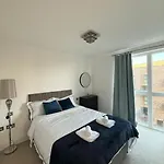 Modern 2 Bed Flat In Ealing