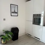 Modern 2 Bed Flat In Ealing