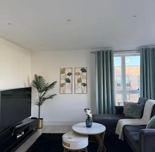 Modern 2 Bed Flat In Ealing