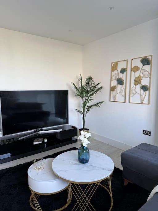 Modern 2 Bed Flat In Ealing *