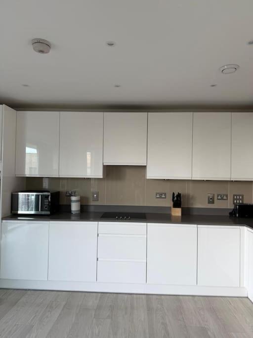 Modern 2 Bed Flat In Ealing