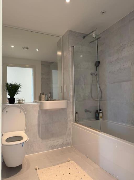 Modern 2 Bed Flat In Ealing * Londra